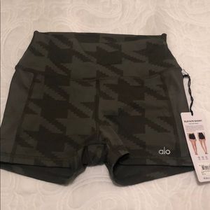 Alo yoga women’s elevate short